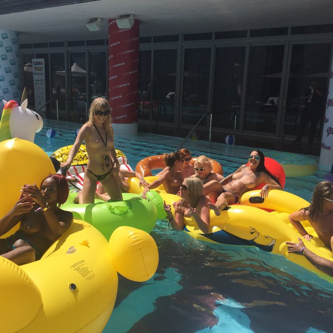 Watch Dave Dixon's leaked NSFW photo on TwXstars