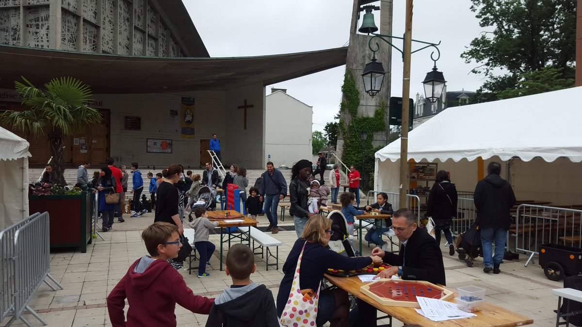 GaelleMoncomble's tweet photo. Animations jeux de l'association #Stratajm  qui a ravi les petits comme les gds sur le parvis de l'église #Colombes https://t.co/yuProqyxON