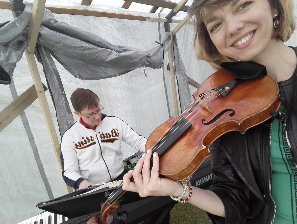 merviviolin's tweet photo. Concert in the yard #magicviolin #jannemaarala https://t.co/6aYVt3yrfV