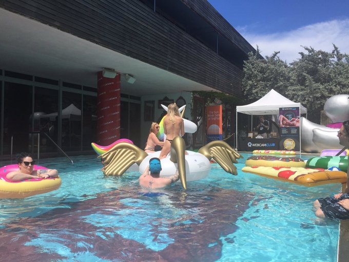 Watch Dave Dixon's leaked NSFW photo on TwXstars