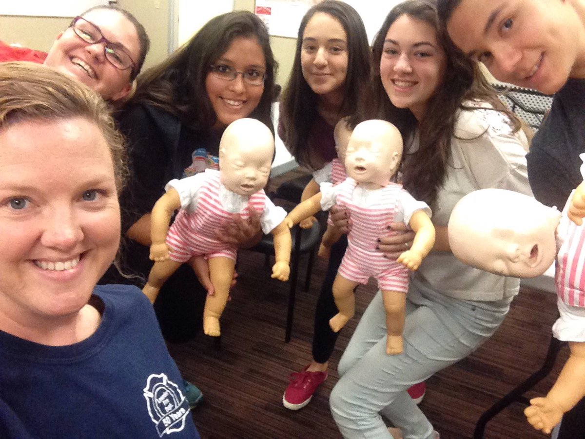 Leander_Fire's tweet photo. It’s #cprweek & this awesome class learned CPR today at LFD for work and babysitting! #lifeiswhy #cprselfie https://t.co/oUm5DkMJo8