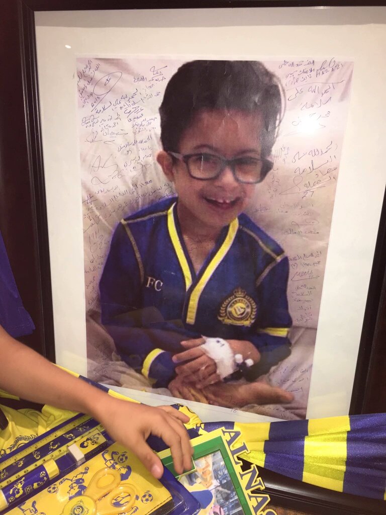 18s7_'s tweet photo. معاذ العوين - طفل نصراوي مُصاب بمتلازمة داون قُدم له اليوم من لاعبي النصر هدايا + تيشيرت عليه توقيع اللاعبين https://t.co/dVHh0rn0bC