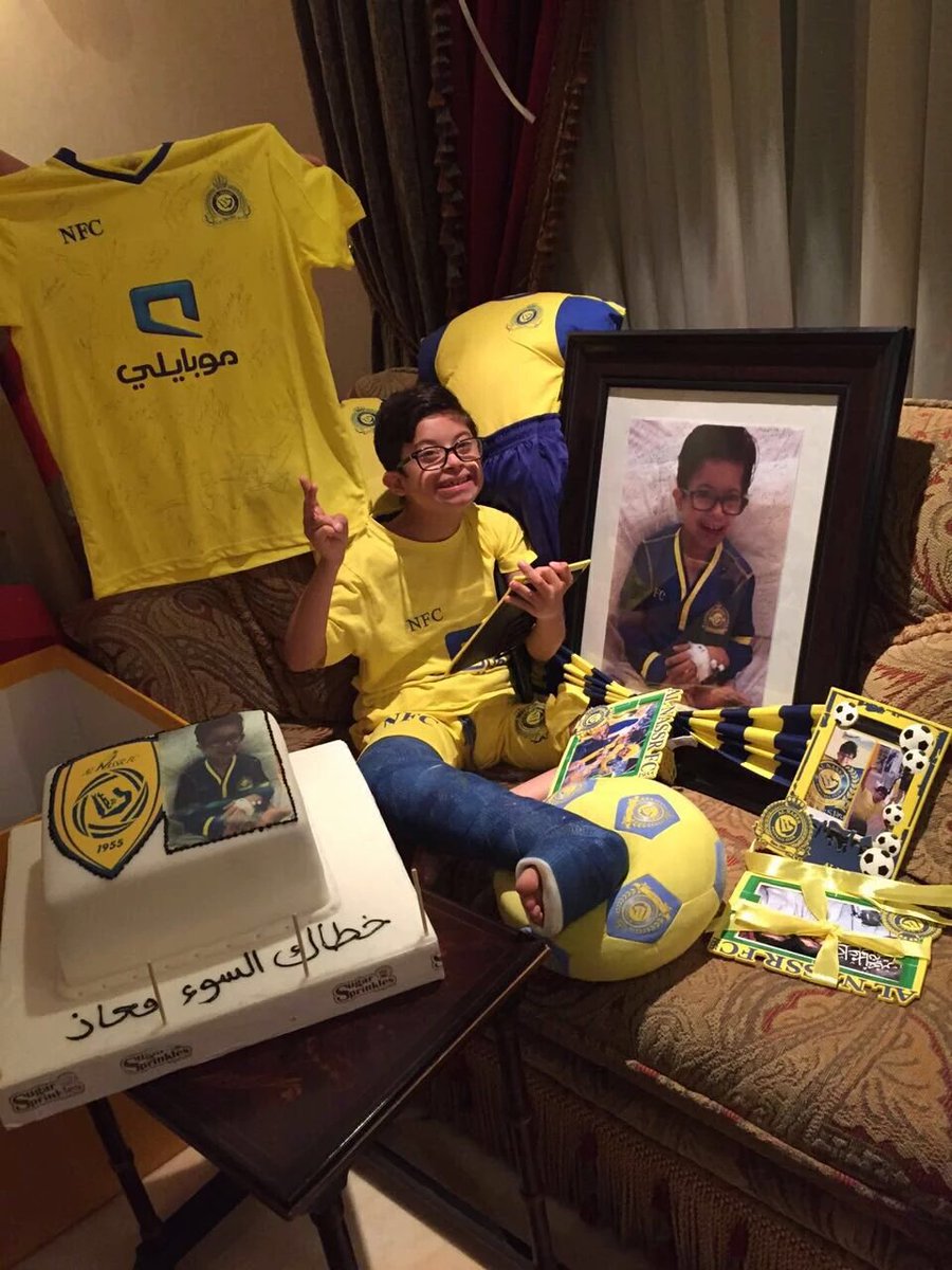 18s7_'s tweet photo. معاذ العوين - طفل نصراوي مُصاب بمتلازمة داون قُدم له اليوم من لاعبي النصر هدايا + تيشيرت عليه توقيع اللاعبين https://t.co/dVHh0rn0bC