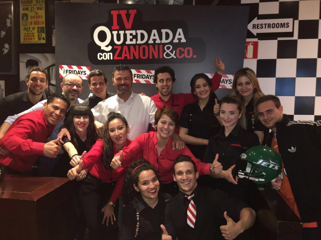 Luuck22's tweet photo. Comienza la #IVQuedadaFridays con @azanoniplus #Equipazo @Fridays_esp https://t.co/lgwXEgFoFg
