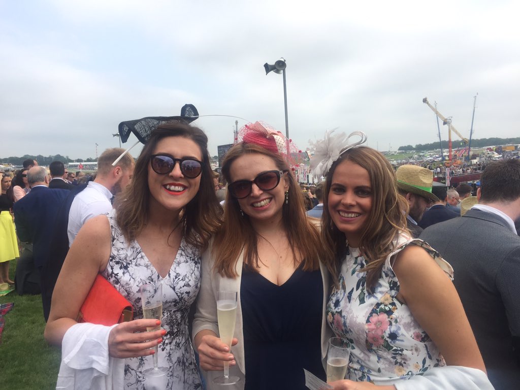 Aims00's tweet photo. #derbyfashion @epsomracecourse https://t.co/fKd97eE4MB