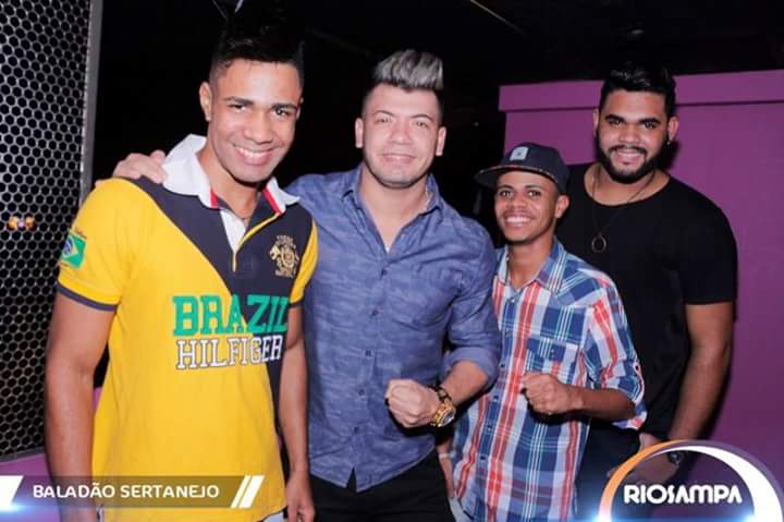 problematicodg's tweet photo. Amigos de verdade é esses que eu tenho agora #Família #Vempravibe https://t.co/w5kmp8SvNM