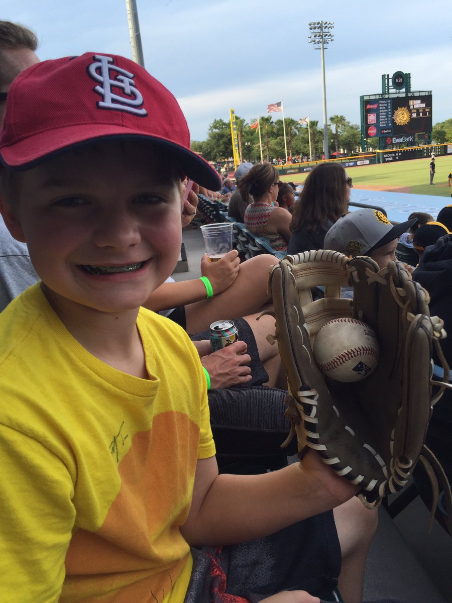 short4424's tweet photo. One happy kid. @SunsBaseball #Sunsbaseball https://t.co/Snd1oQ5XaS
