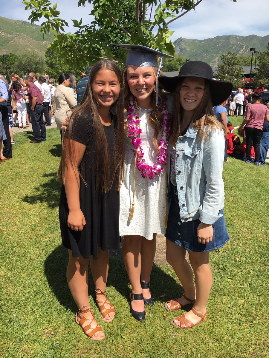 heidi_maee's tweet photo. Graduation 😭🎉💘 https://t.co/HpRDUWAy96