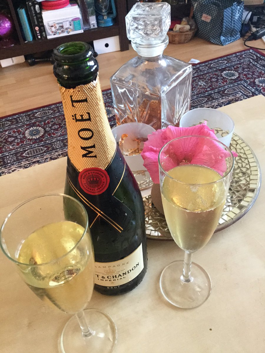 clan_hort's tweet photo. Celebrating our success @GardenScotland a little bit of bubbles #hothort @RememberMac #showgarden https://t.co/BL45mnzWT6