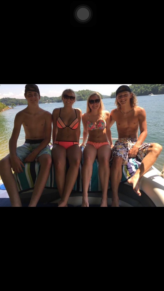 ChapmanDesbrin's tweet photo. fun day on the lake😎 @jakehbrown @savannahg_07 @meghanbreanna https://t.co/SaDPfs250u