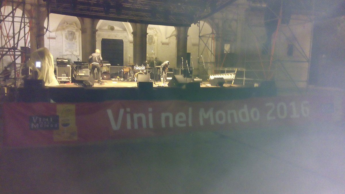 VininelMondo's tweet photo. #winenightshow a #spoleto ci sono le stelle in cielo e tra due minuti nelle piazze #vnm2016 https://t.co/emusO4tt66