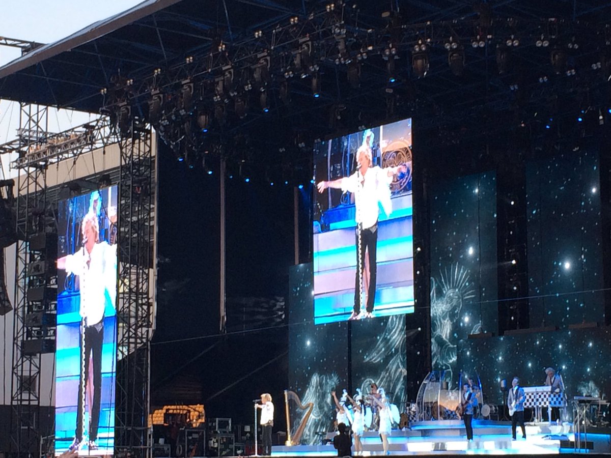 katebradbrook's tweet image. And he's on! @rodstewart dedicates song "Angel" to #MohammedAli #CarrowRoad #norwich