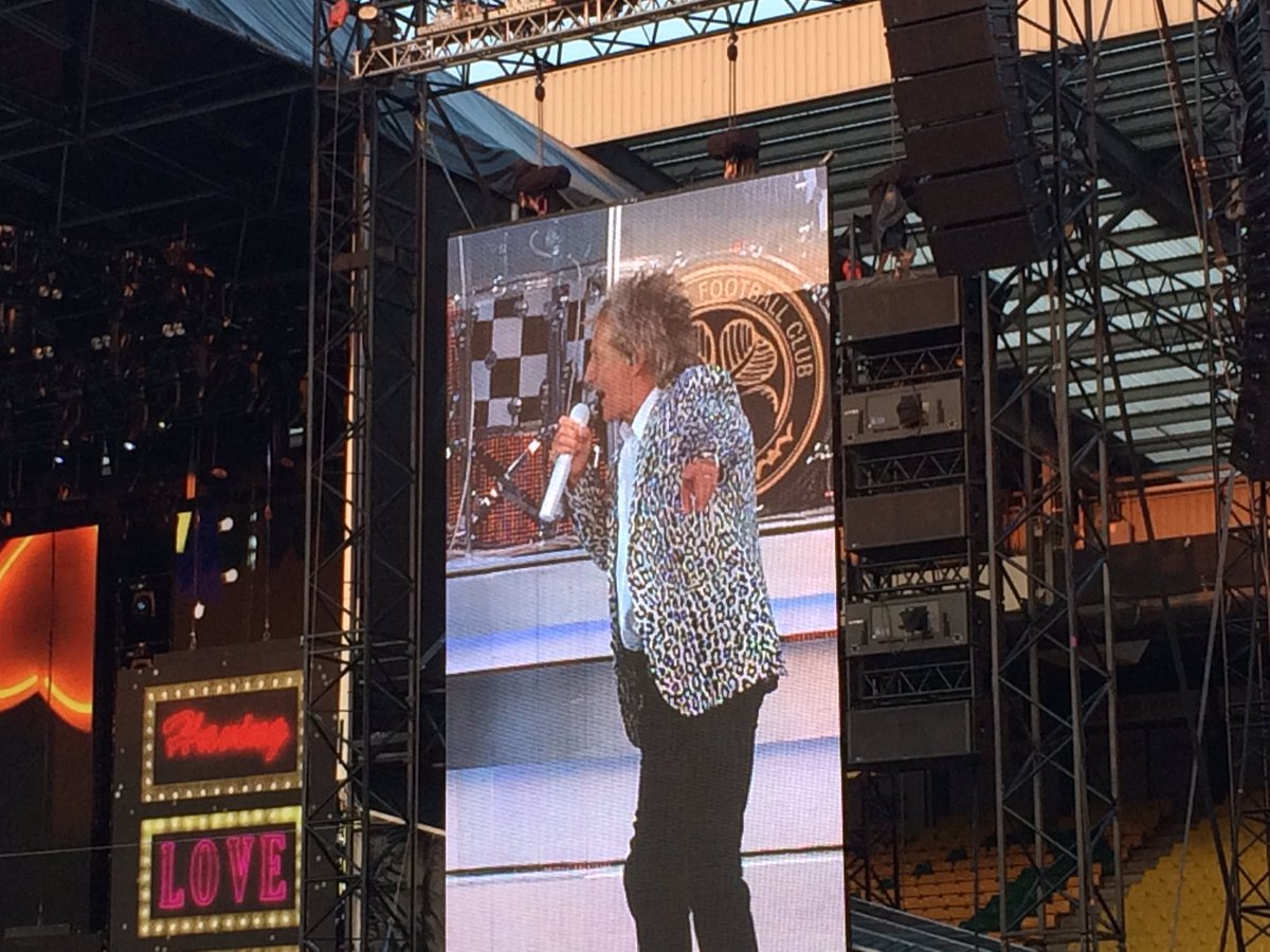 katebradbrook's tweet image. And he's on! @rodstewart dedicates song "Angel" to #MohammedAli #CarrowRoad #norwich