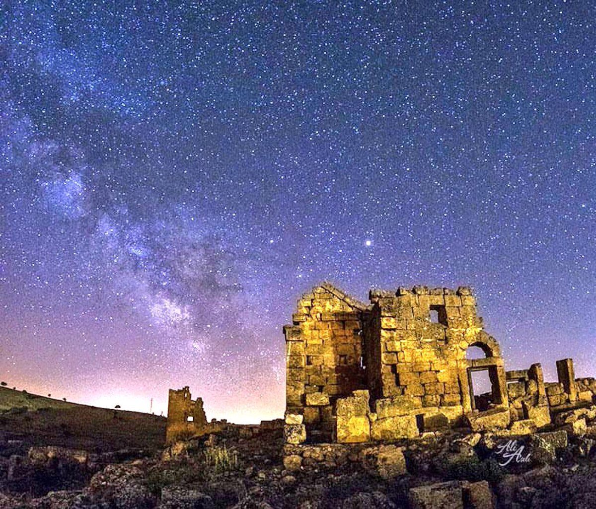 bozopotamya's tweet photo. Mardin/Diyarbakır arasında hakim bir tepede bulunan Zerzevan Kalesi gece görüntüsü..

Fotoğraf : Ali AŞILI https://t.co/0QtndKIqNo