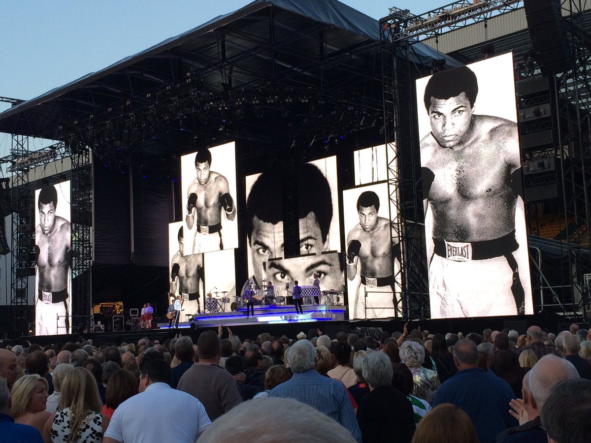 katebradbrook's tweet image. Tribute to #MohammedAli by @rodstewart on stage #CarrowRoad #norwich