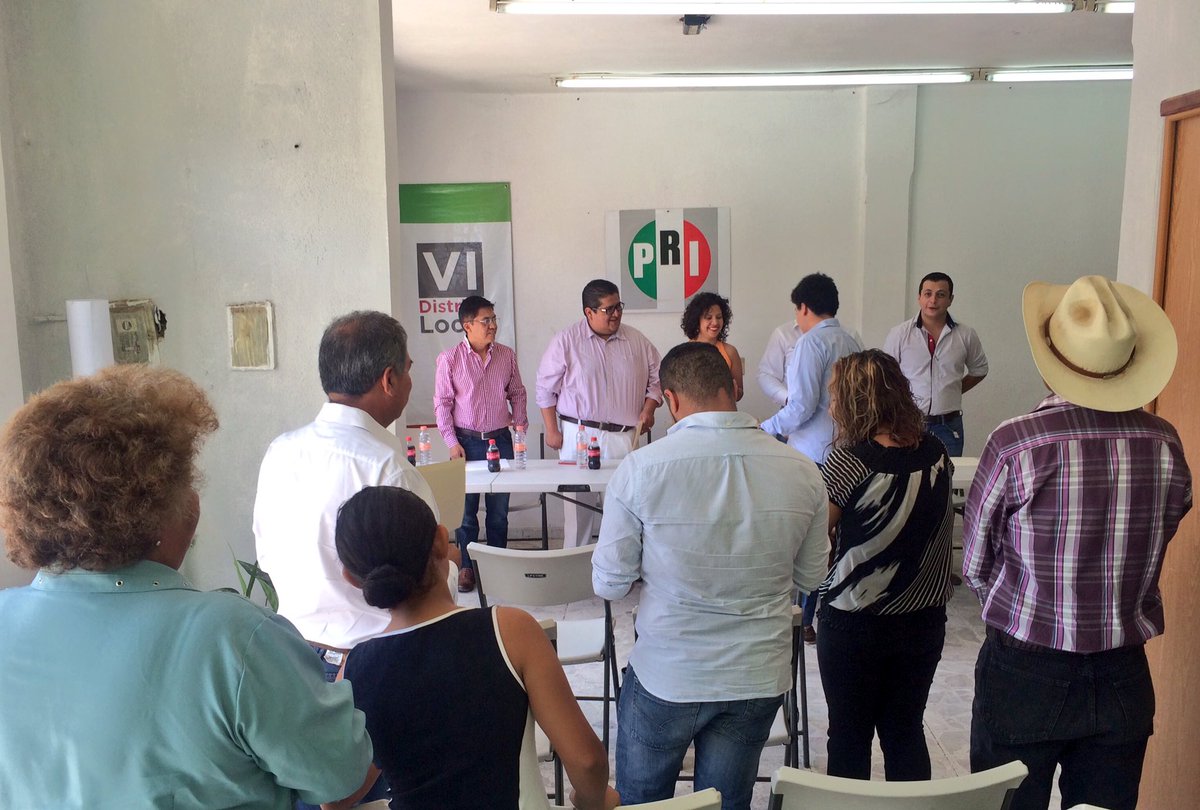 icadep_leon_gto's tweet photo. Entrega de acreditaciones del curso de capacitación "Documentos Básicos del Partido Revolucionario Institucional" https://t.co/6V0OxWb3Y5