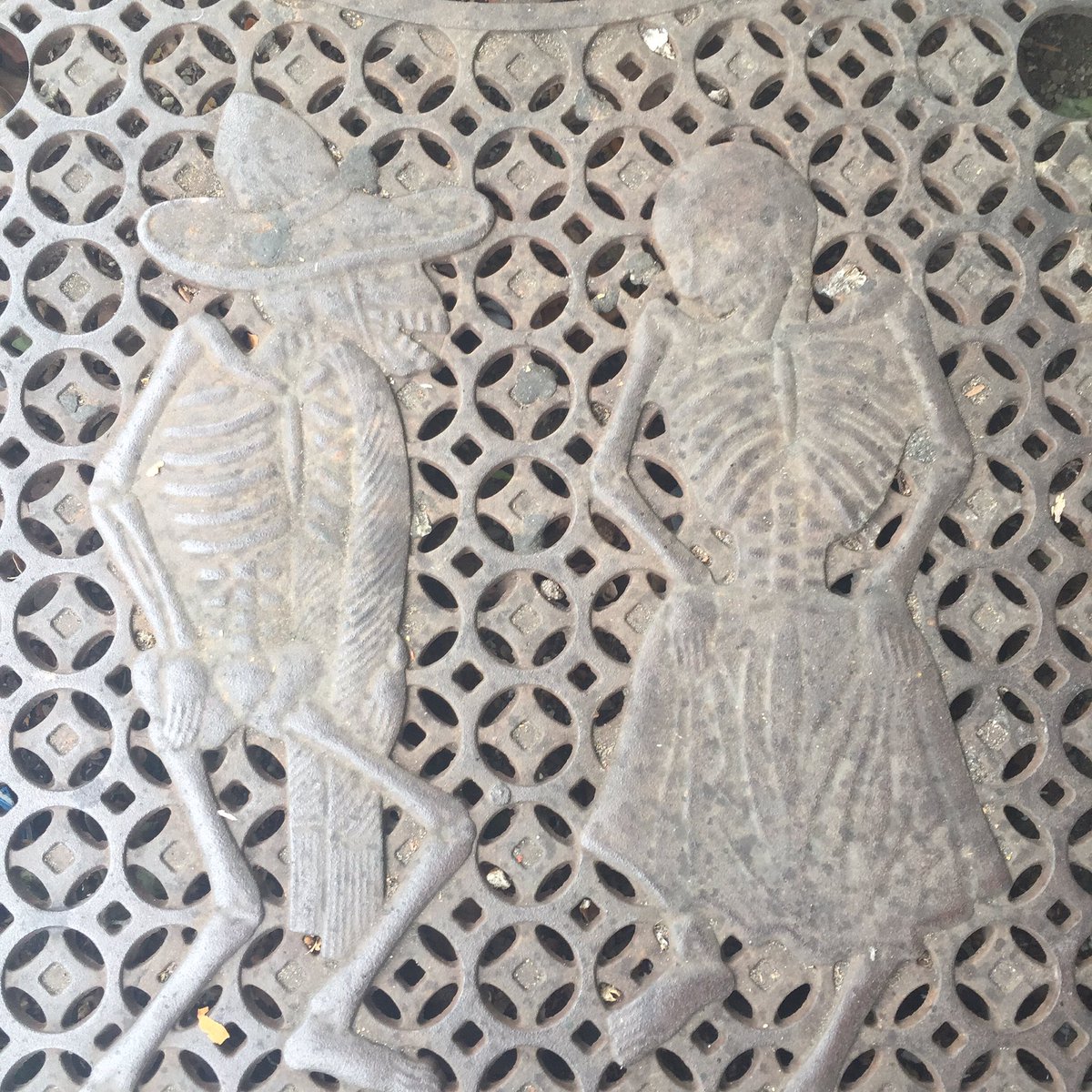 DrMarthaGulati's tweet photo. #streetart #SanFrancisco #grates https://t.co/f64685s16P