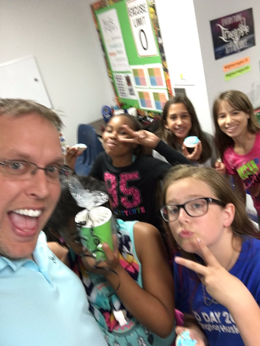 KGthescienceguy's tweet photo. More selfies. #lastday @Harrington5th @harrington_pta https://t.co/2CQV9eZhPA