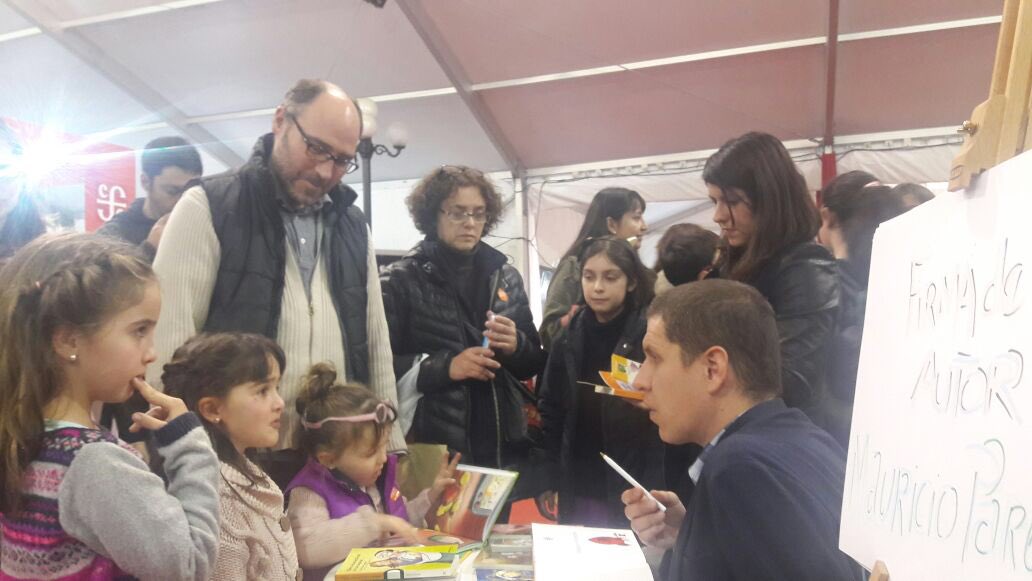 mariafergarciai's tweet photo. #FILIJ2016 llena de familias esta tarde.Vengan a disfrutar de libros,música,teatro y ahora viene @nervenzellen https://t.co/tRVm08FLNW