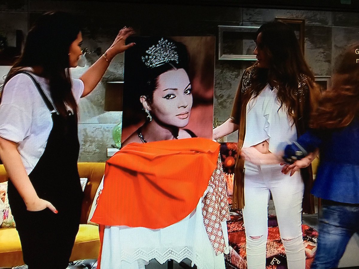 FansVickyMB's tweet photo. ¡MARAVILLOSAS! #besameMucho #grandeSara #levantateVickyMaria #Levantate5 @vickymberrocal @MariaToledoMT https://t.co/spDSxhYIK4