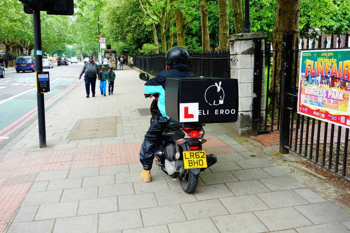 @Deliveroo do we need to remind you that pavements are for pedestrians? #PeckhamRoad #SouthwarkRegisterOffice