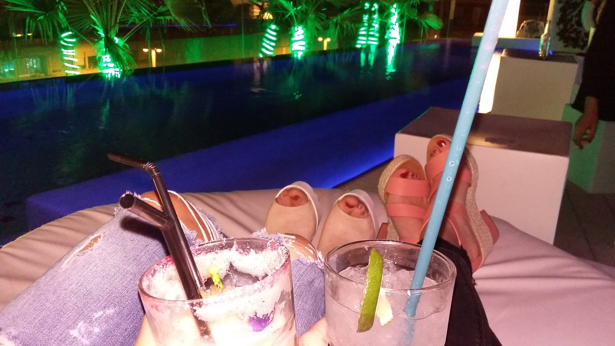 AraceliDelgaado's tweet photo. 🍹🌃👭💖 https://t.co/CNdlP2CRXN