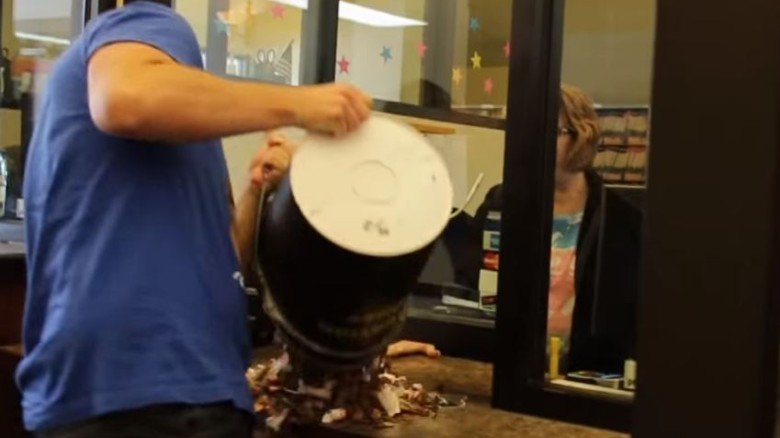 He fought the law, and the law won. So this man paid his traffic ticket with 22,000 pennies. cnn.it/1TUdgFb