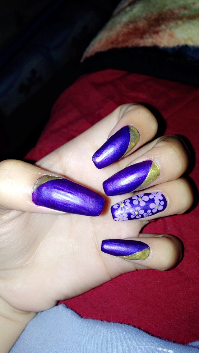 EsmesanchezRs's tweet photo. Purple flower nails with gold  kinda mount Saint Mary colors #nails #purpleflowers #MSMU https://t.co/qNCXvai85r