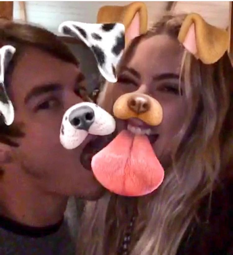 AshleySource_FR's tweet photo. Tyler a posté cette photo avec Ashley sur son Insta ☁️ https://t.co/fvQTiM0xIW