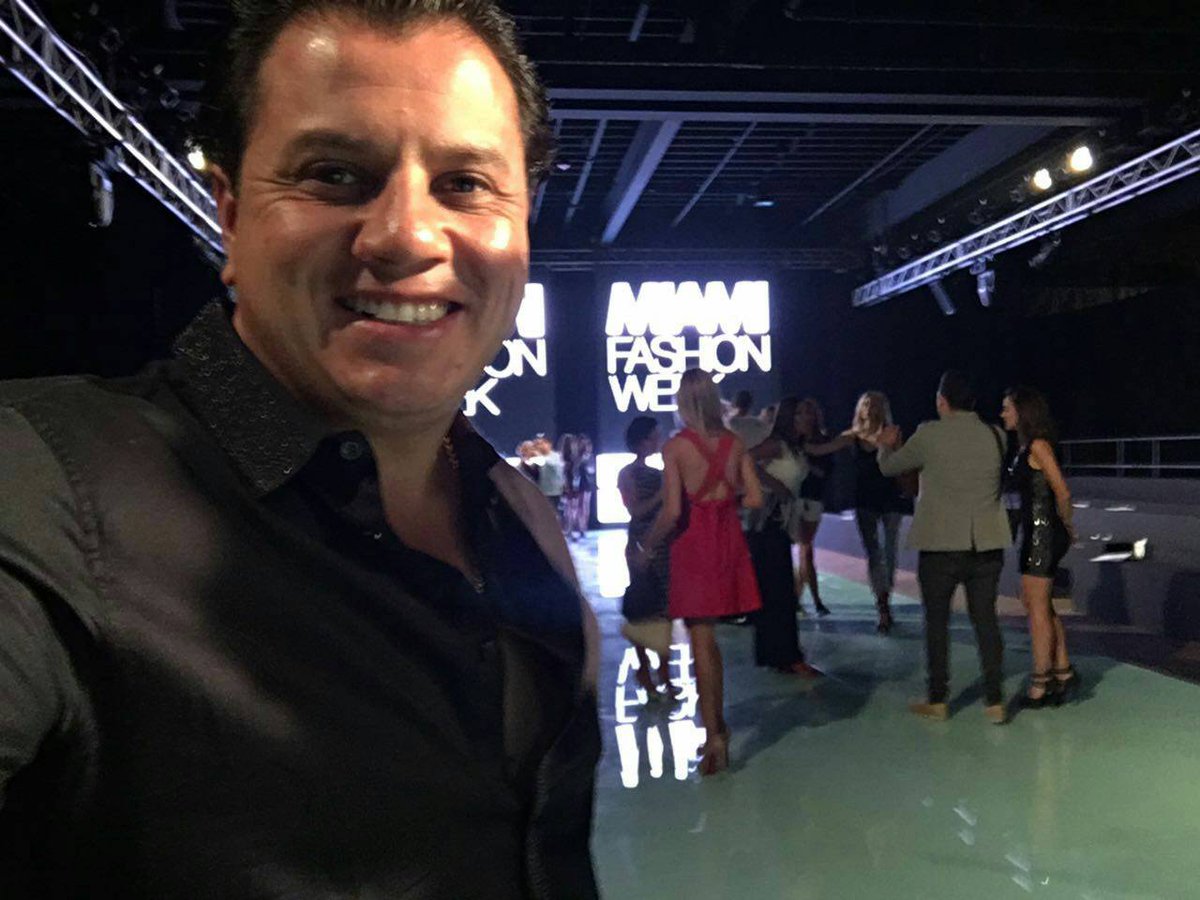 cmediafilmsmx's tweet photo. Segundo día de desfiles en el #MIAFW16 #MIAMIFW16KickOff con @kikomartimx y @MiguelSierralta #UlisesPuga https://t.co/67L1qSv7Y7