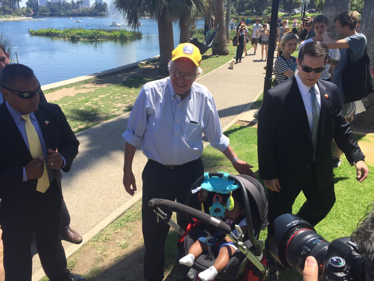 LaurenBlanch12's tweet photo. Echo Park - @BernieSanders took a walk around the park for a #SandersStroll & to shake hands https://t.co/CsftQxclqB