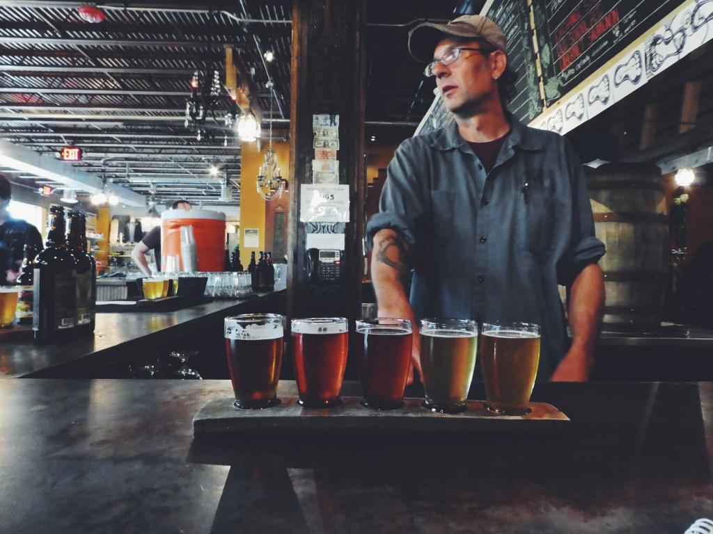 ModernMaryMoore's tweet image. Meeting passionate brewers who r willing to share beer knowledge w/ me in #visitannarbor👍@null_taphouse #tmom #hstd