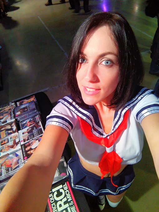 Une petite &eacute;coli&egrave;re sur le salon de Mons !!! Je s&egrave;che les cours pour faire des shows avec vous mes ch&eacute;ris<a href="/tag/shooting"class="tags"><span>#shooting</span></a><a href="/tag/firstday"class="tags"><span>#firstday</span></a>