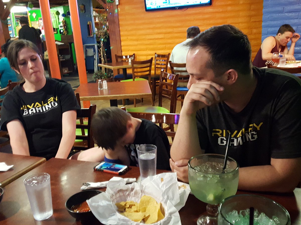 RivalryGL's tweet image. End an awesome #SLGamingCon with good food. Keep an eye on bit.ly/RGLounge for #Kickstarter 😃