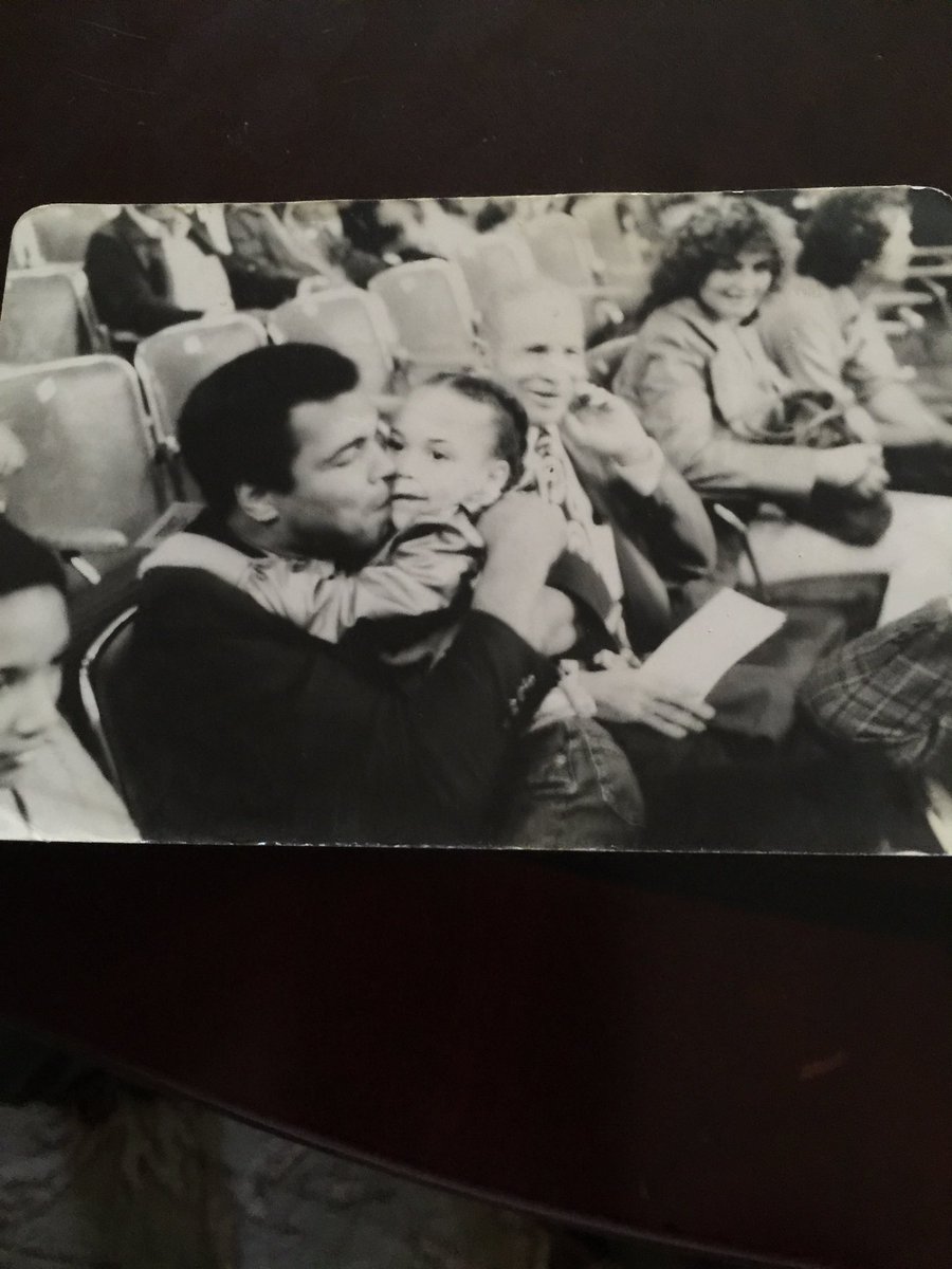 MeetmeInlaCom's tweet photo. A kiss for my daughter from #TheGreatest #RIP @sportcenterLA #ThankYouForEverything
#MeetMeInL.A. https://t.co/6lb0fm2Uba