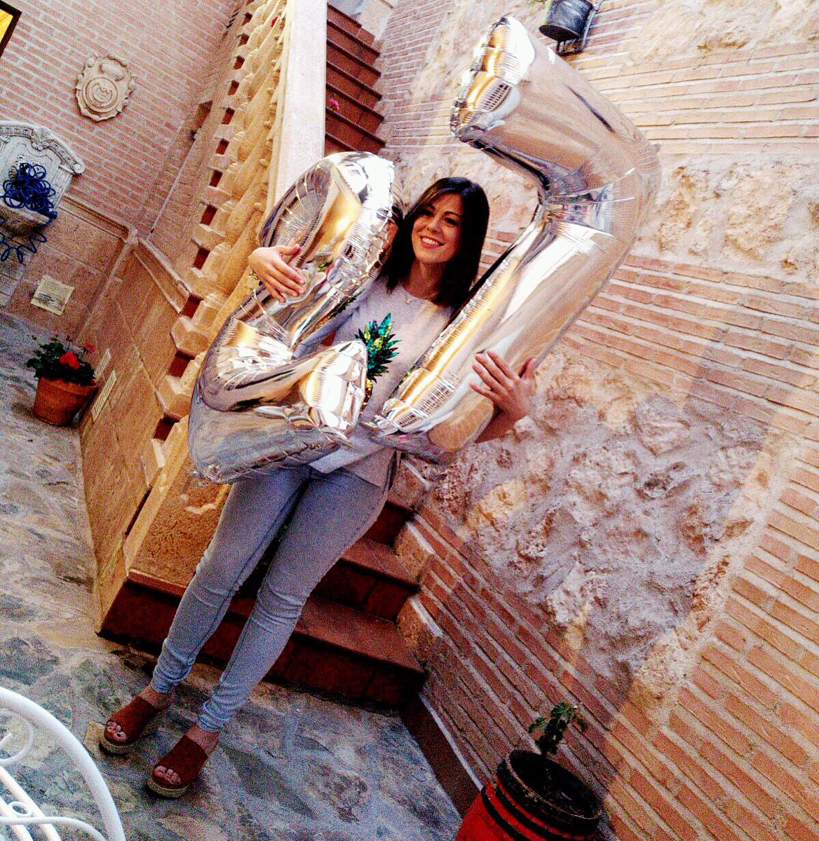 fdz_laura's tweet photo. Despidiendo mis 26 años, dándoles una patada para coger impulso para los 27. #cumpleaños https://t.co/uzPAO80gX3