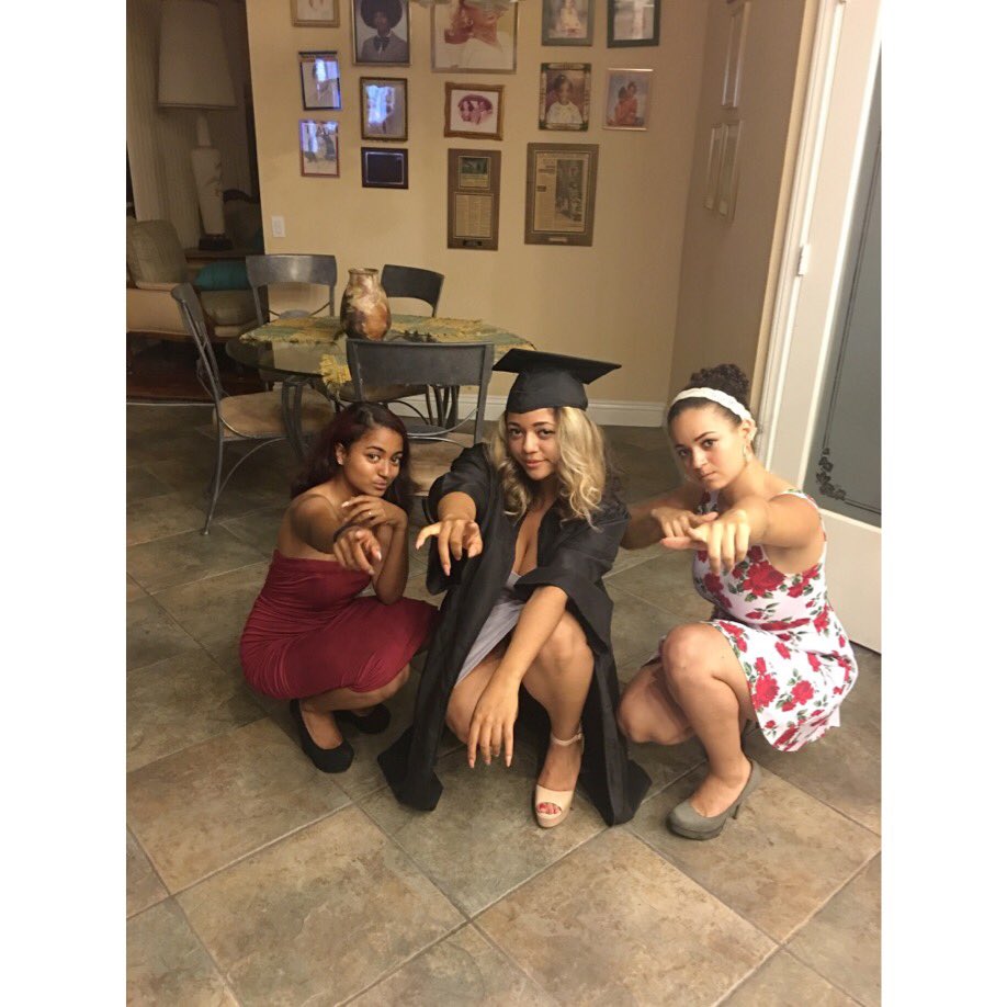 gabijohnson101's tweet image. I love my sisters so much ❤️ #congratslaurs #class2k16