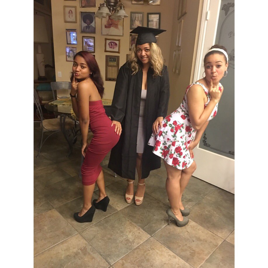 gabijohnson101's tweet image. I love my sisters so much ❤️ #congratslaurs #class2k16
