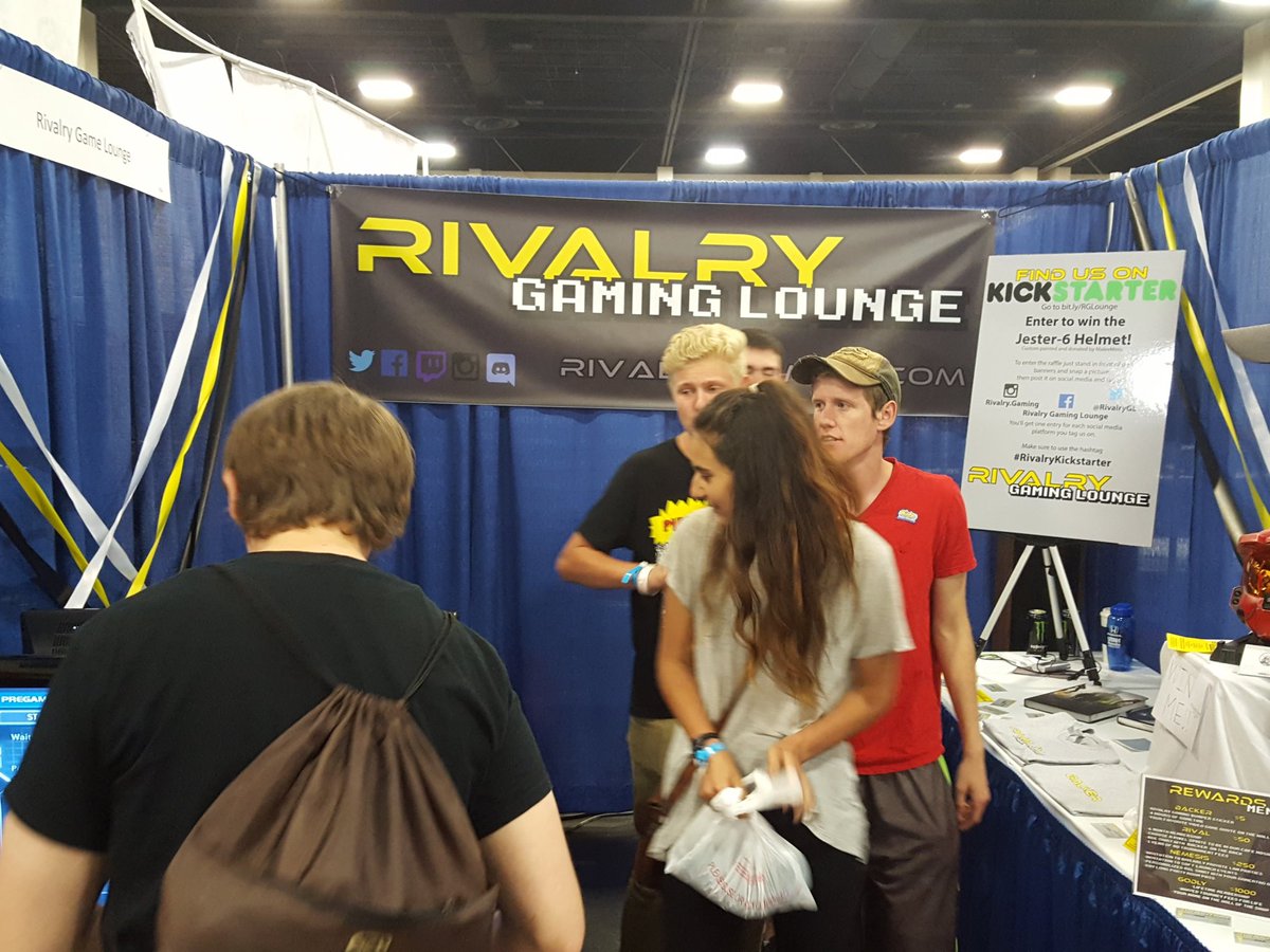 RivalryGL's tweet image. Girl whooping butt at Halo 2 im loving it #SLGamingCon #Kickstarter booth1904