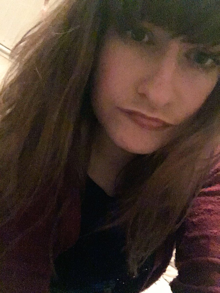 amybrown90's tweet photo. Back in Irvine selfie 😘🖕🏻 https://t.co/geHGA8gMy8