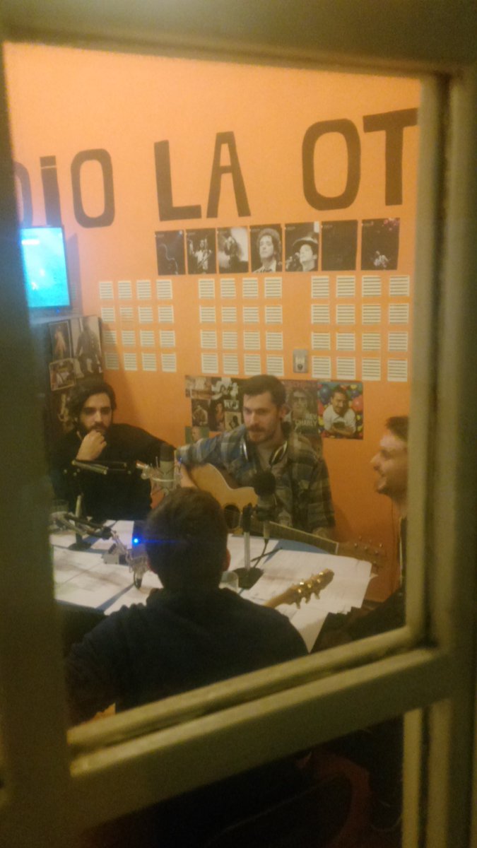 RLaOtra's tweet photo. Gracias a la gente de @EstacionAlaska por el acústico en vivo en el #Estreno de @intheflowpress! https://t.co/y0M9J6HMzu
