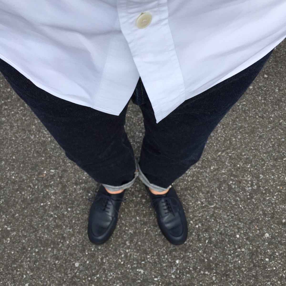 おはようございます！！

ウェストンと、ボンクラのジーンズと、ヤエカの白シャツで出かけてきます😀