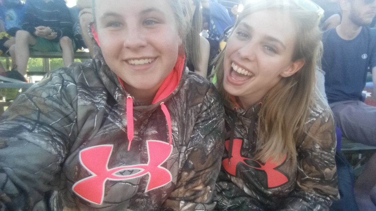 sypma15's tweet photo. Best friends matching @BrightonSpdwy #week5 #busraces https://t.co/G1ndFbyk9S