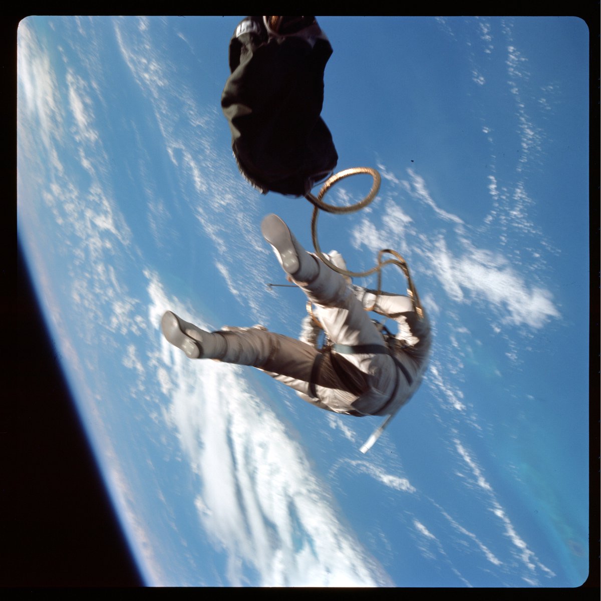 SomethingAstro's tweet image. Incredible shot from #Gemini4.  Those heading to @Spacefest will get to meet the photographer! #NASA