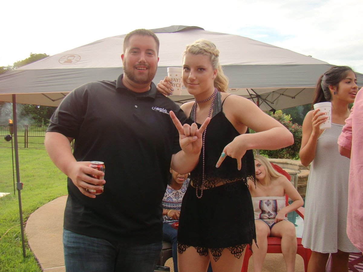 jappleton_'s tweet image. the best party with my best friends🎈