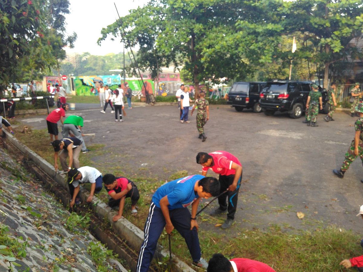 #ResikResikJatidiri bersama <a href="/ganjarpranowo/">Ganjar Pranowo</a> <a href="/GOR_JATIDIRI/">KAWASAN JATIDIRI</a> @Dinpora12 dan warga