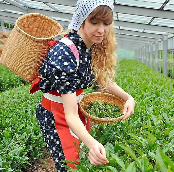 朝日新聞be(土曜版)で連載の『北欧女子オーサの日本探検』が昨日掲載されました。WEBでも読めます!お茶摘み体験ステキでした〜^_^ 