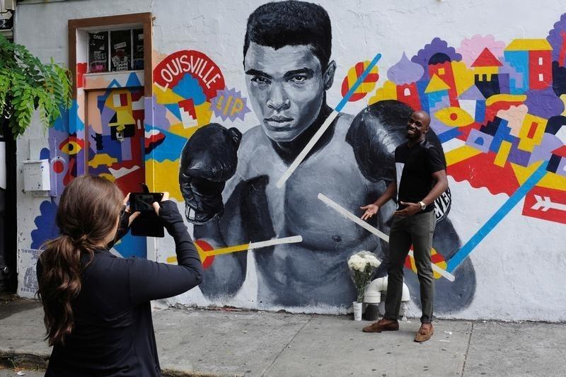 Boxing great Muhammad Ali died of septic shock: family spokesman reut.rs/24pLmAm