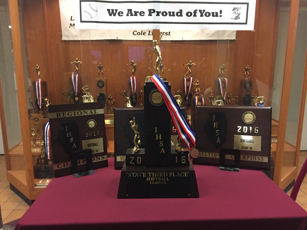 rockridgesports's tweet photo. WELCOME HOME!!!!!!! 3RD PLACE IN STATE!!! SO PROUD OF YOU SOFTBALL ROCKETS!!!! https://t.co/CMZ358fcHO