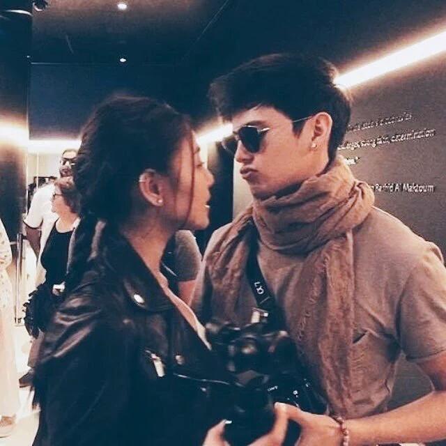 VKJDLQFAM's tweet photo. When you can't stop the urge of kissing her in front of the crowd 💜 https://t.co/8msLjasjed
